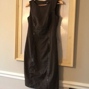 Sleeveless back zip midi dress